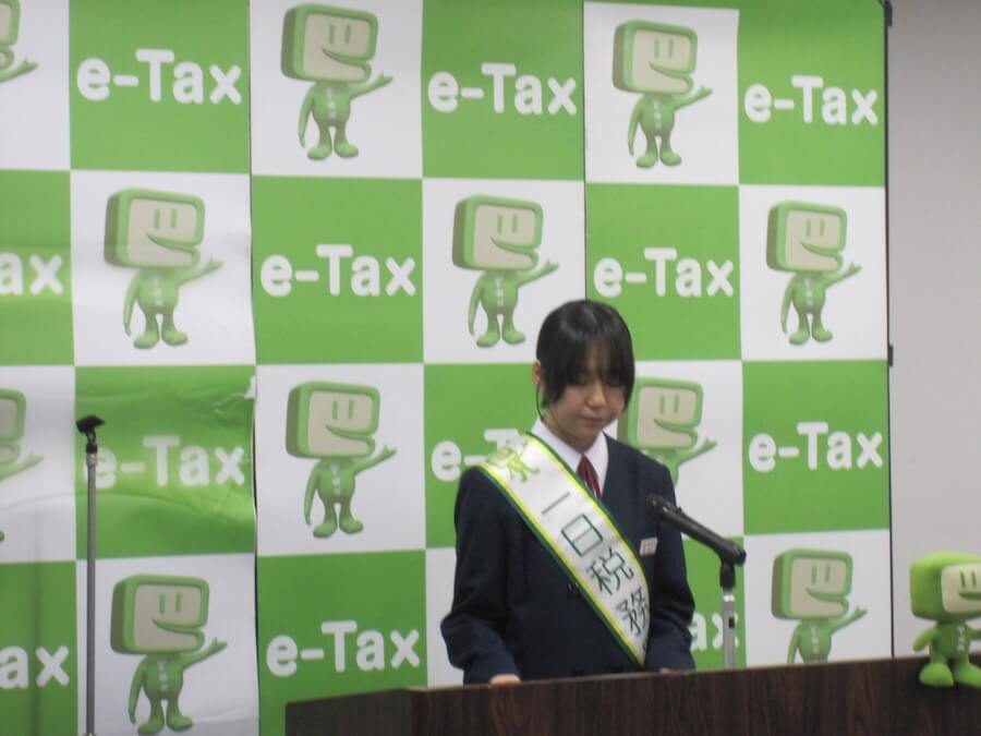 署長訓示(作文朗読)をする泉さん